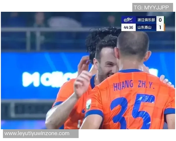 黄政宇凌空破门激情滑跪庆祝迎来泰山生涯第二球精彩瞬间